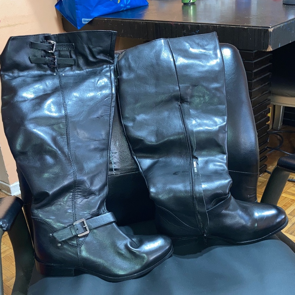 Black Leather upper Boots with Zipper and buckles
